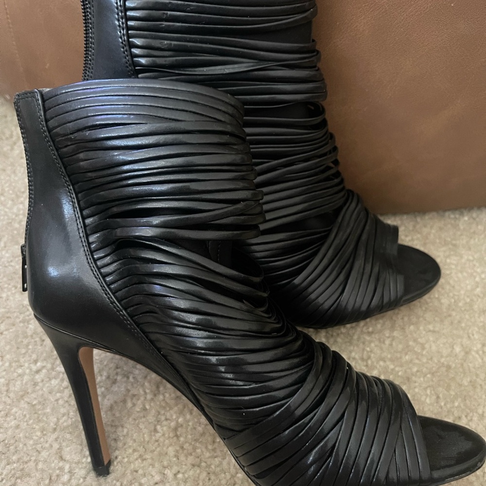 BCBG HEELS BRAND NEW